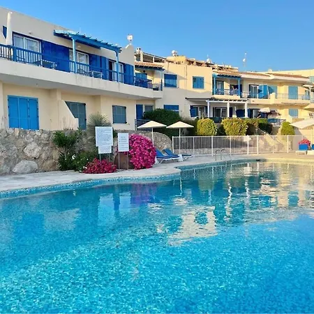 Апартаменты Healthy Vacation With Sea View, Pool, 2 Double Beds Хлоракас